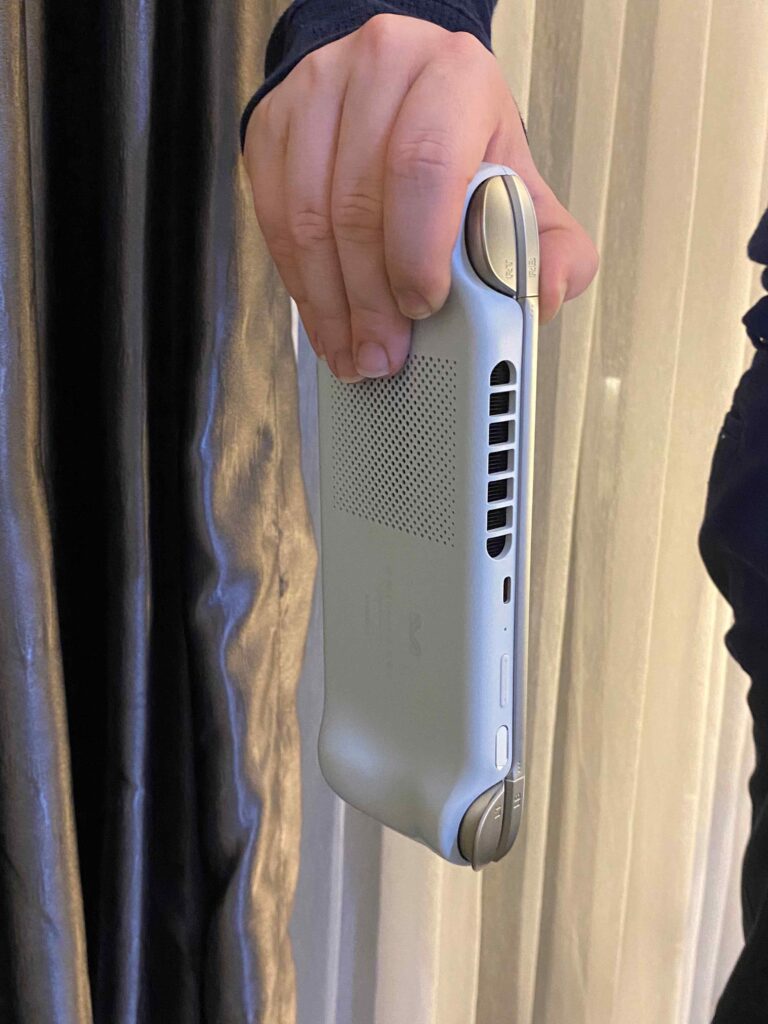 AYANEO AIR Plus - A Powerful Windows Handheld That Fits in Your Pocket 3 AYANEOAIRPlusGrips